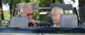 Rentnerpaar im Cabriolet